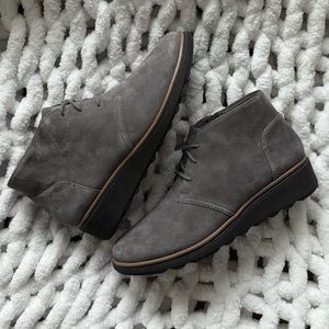 CLARKS 10 Sharon Hop Suede Wedge Booties in Grey • Lace Up Ankle Boots